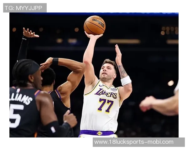 东契奇单打无解湖人防守漏洞显现后场短板依旧难以弥补 东契奇单打无解湖人防守漏洞显现后场短板依旧难以弥补